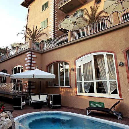 Hotel La Pigna Марина-ді-П'єтразанта Екстер'єр фото