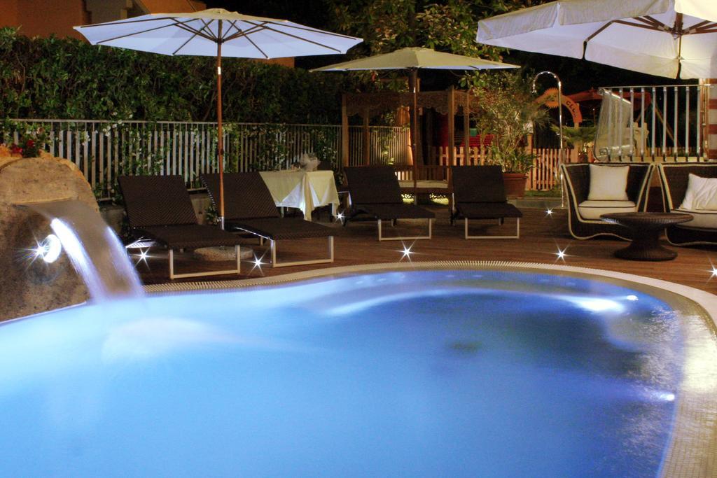 Hotel La Pigna Марина-ді-П'єтразанта Екстер'єр фото