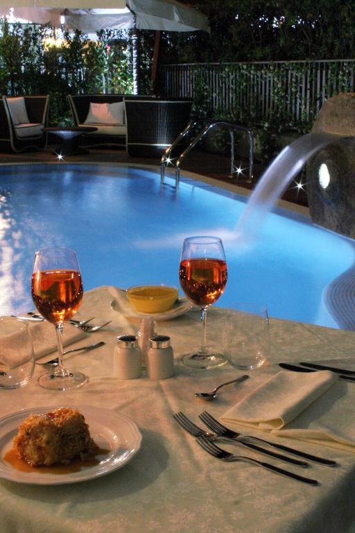Hotel La Pigna Марина-ді-П'єтразанта Екстер'єр фото