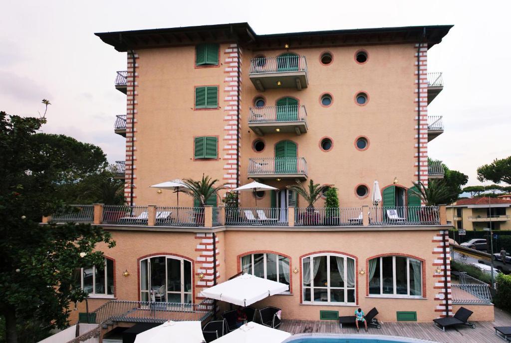 Hotel La Pigna Марина-ді-П'єтразанта Екстер'єр фото