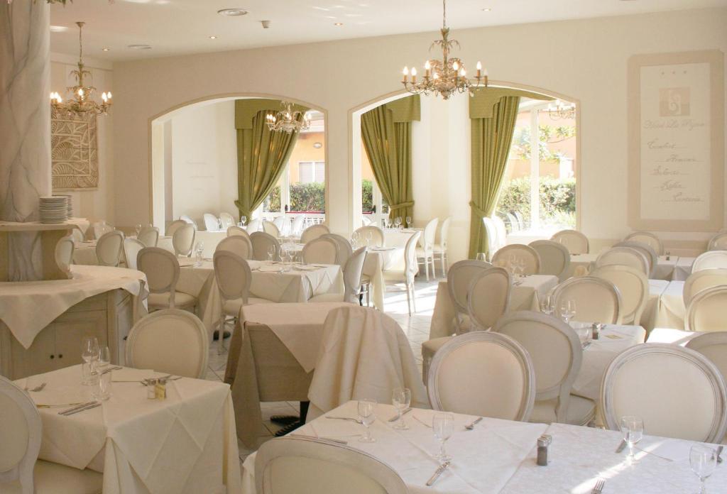 Hotel La Pigna Марина-ді-П'єтразанта Екстер'єр фото