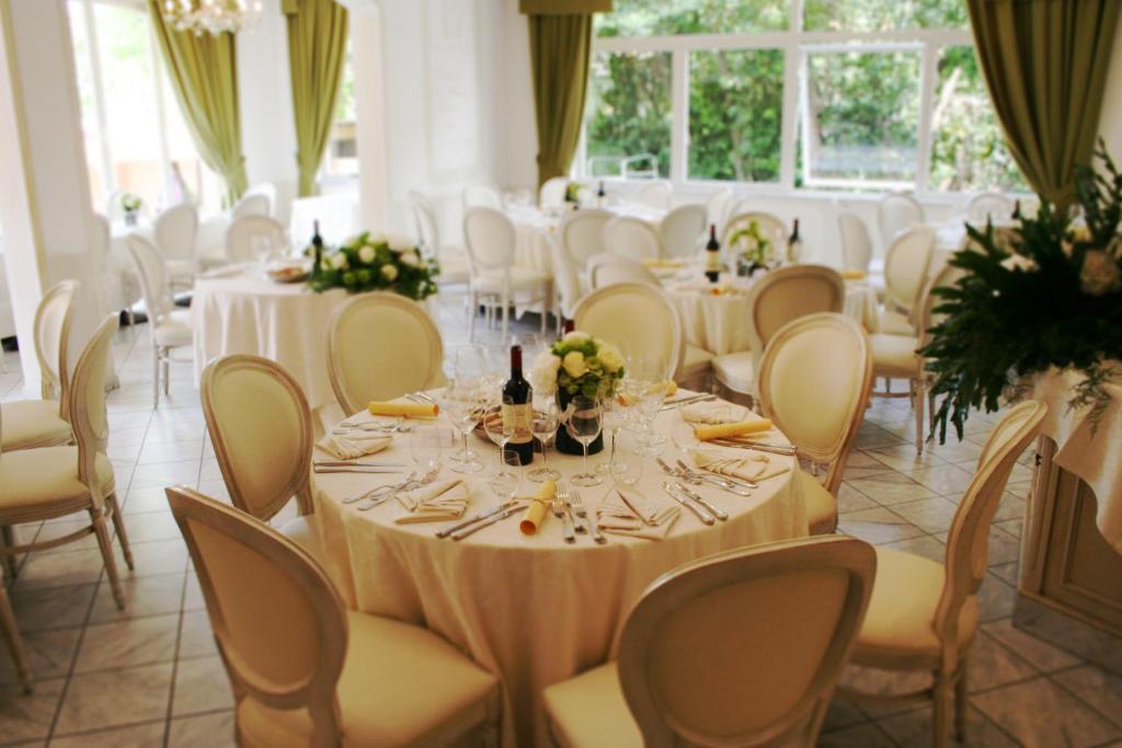 Hotel La Pigna Марина-ді-П'єтразанта Екстер'єр фото