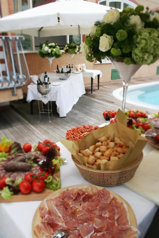 Hotel La Pigna Марина-ді-П'єтразанта Екстер'єр фото