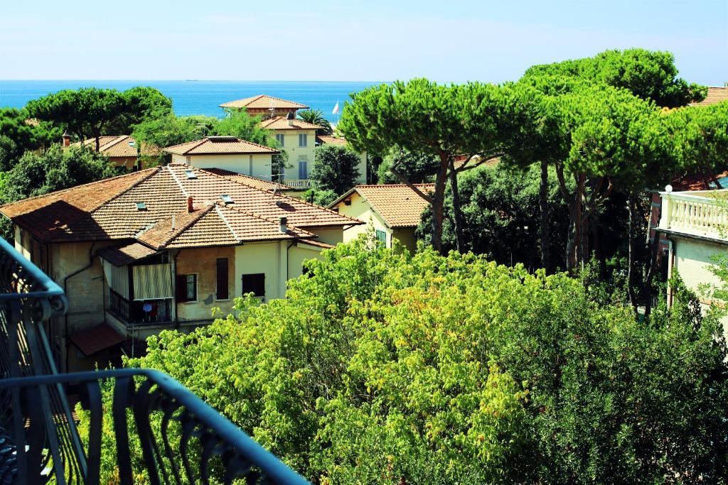Hotel La Pigna Марина-ді-П'єтразанта Екстер'єр фото