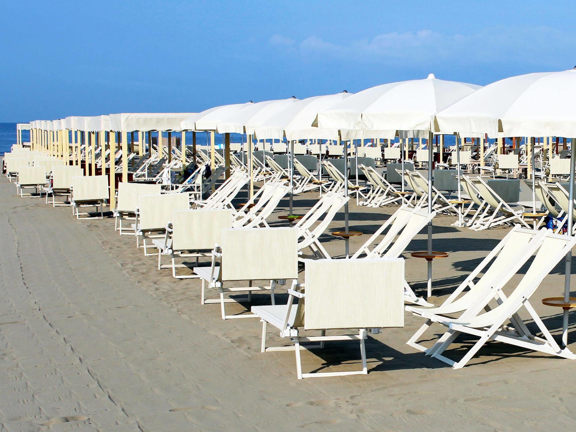 Hotel La Pigna Марина-ді-П'єтразанта Екстер'єр фото
